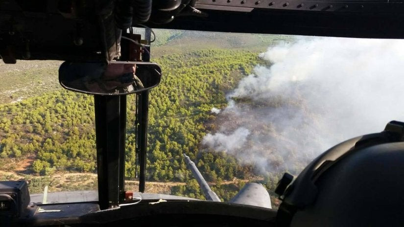 Συνδρομή στην κατάσβεση της δασικής πυρκαγιάς στη Ζάκυνθο με ελικόπτερο CH-47D του 4ου ΤΕΑΣ (βίντεο)